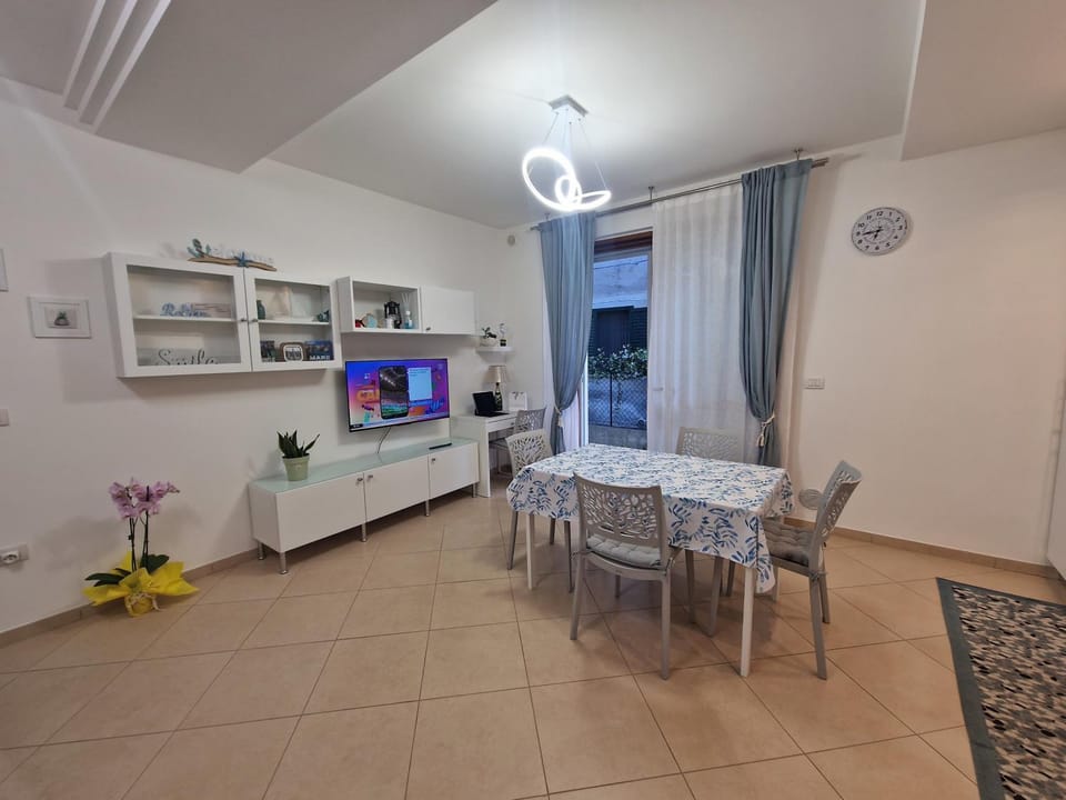 TV and multimedia, Living room, Seating area, Dining area