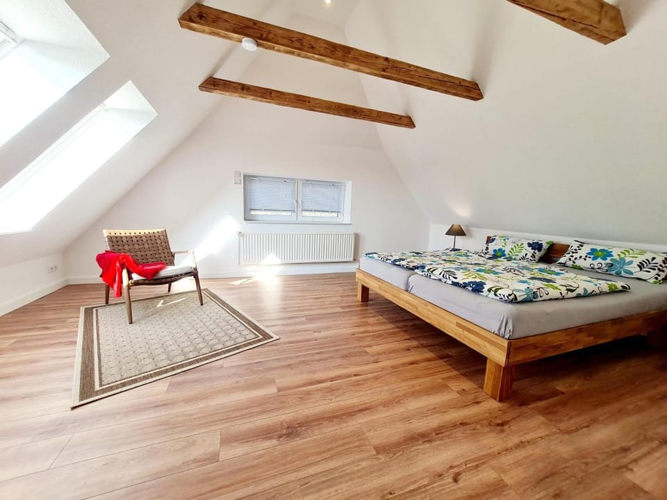 Bed, Photo of the whole room, Seating area, Bedroom