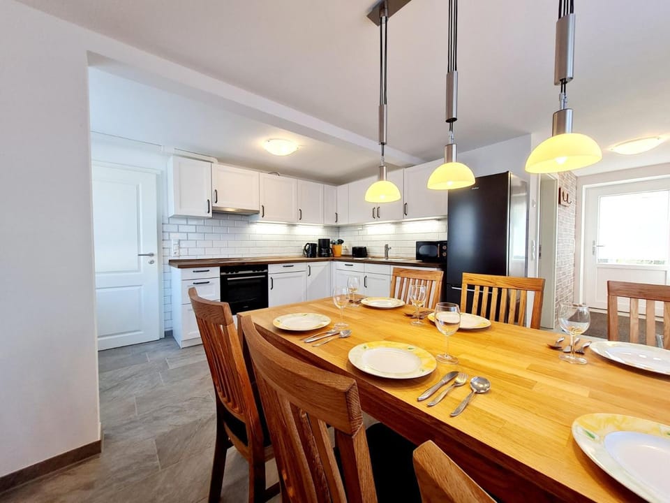 Kitchen or kitchenette, Dining area, stove