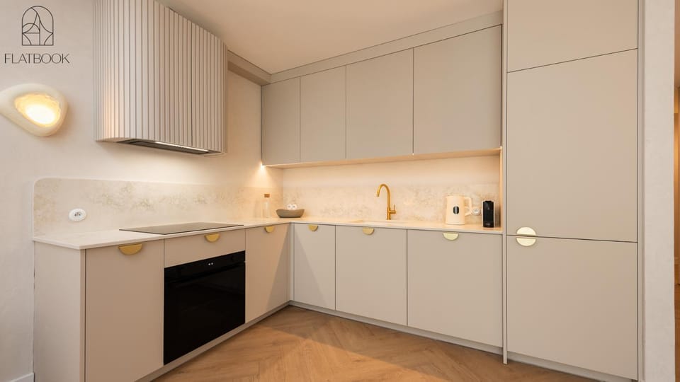 Coffee/tea facilities, Kitchen or kitchenette, oven, stove