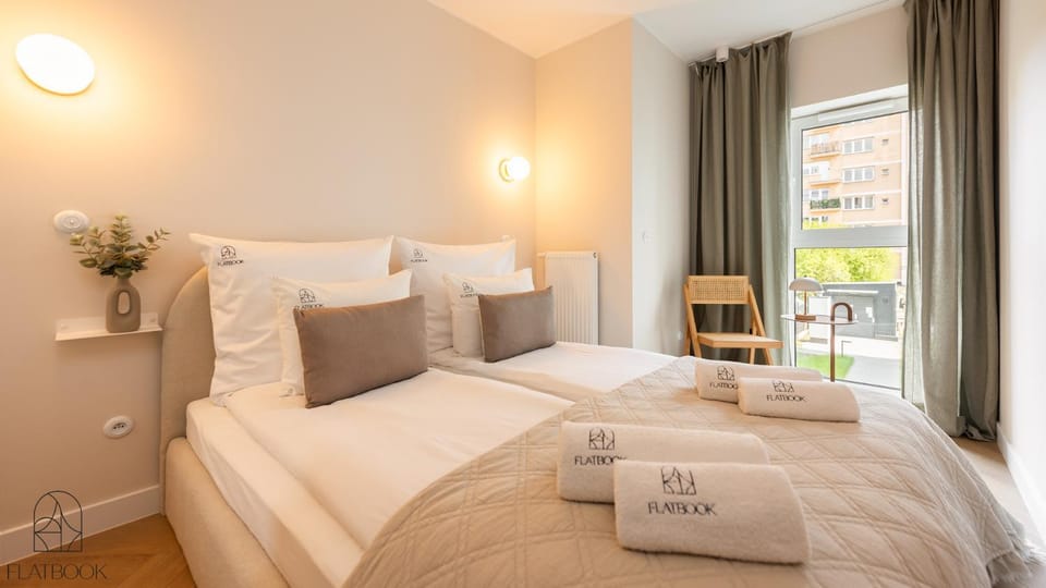 Bed, Photo of the whole room, Bedroom, towels