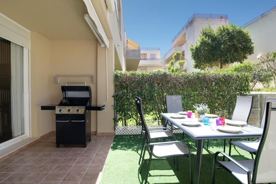 Property building, Balcony/Terrace, Living room