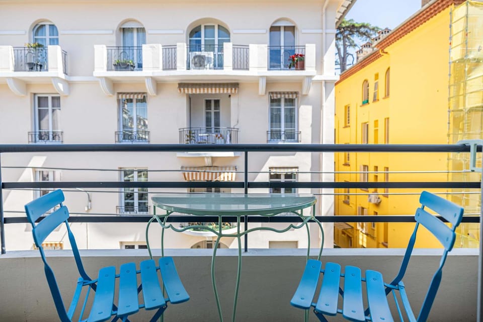 Property building, View (from property/room), Balcony/Terrace, Seating area, Dining area