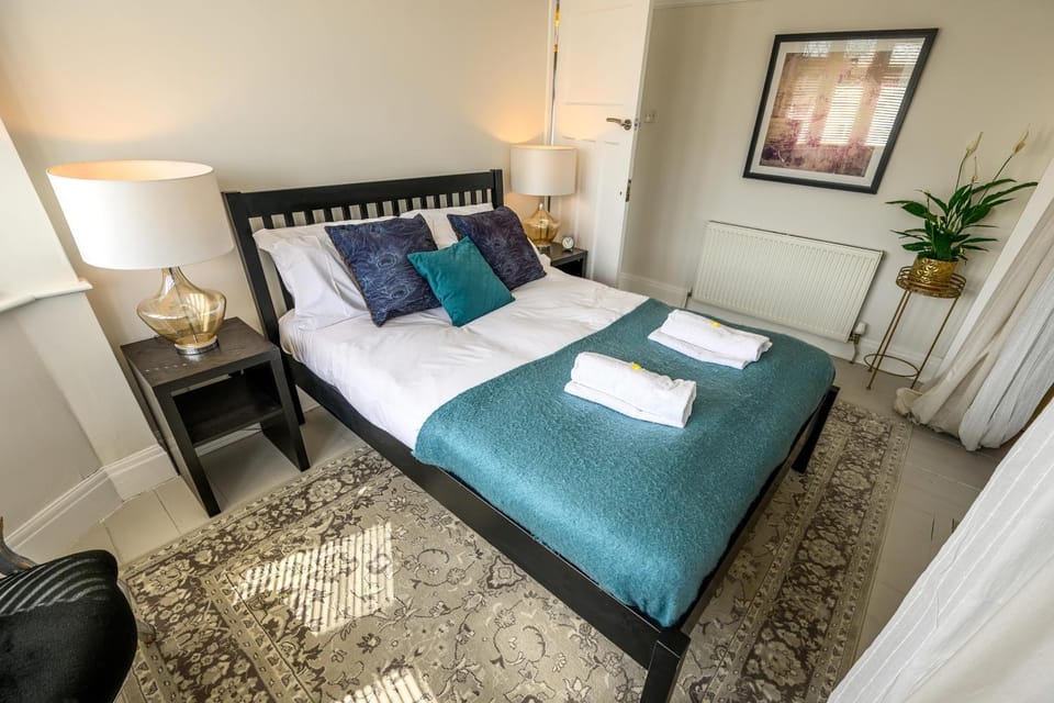Bed, Photo of the whole room, Bedroom, towels