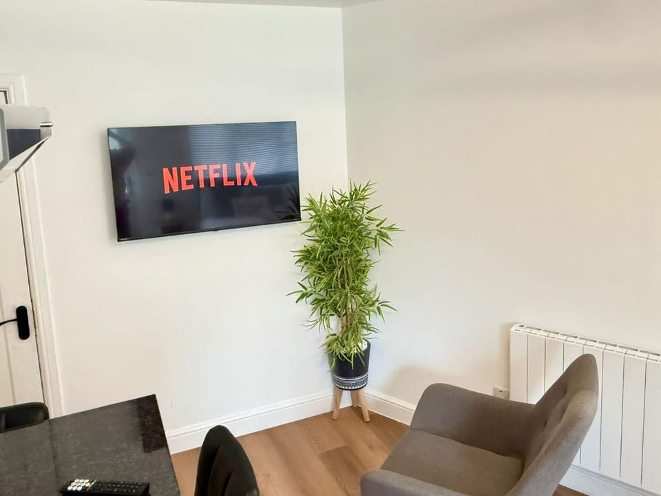 Communal lounge/ TV room, TV and multimedia, Living room, Seating area, Evening entertainment