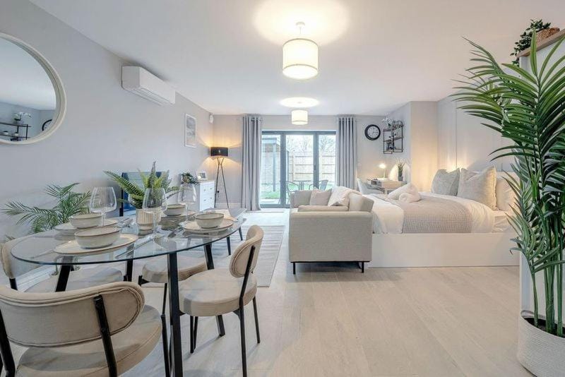 Silver Birches by MCF Apartment in Redhill