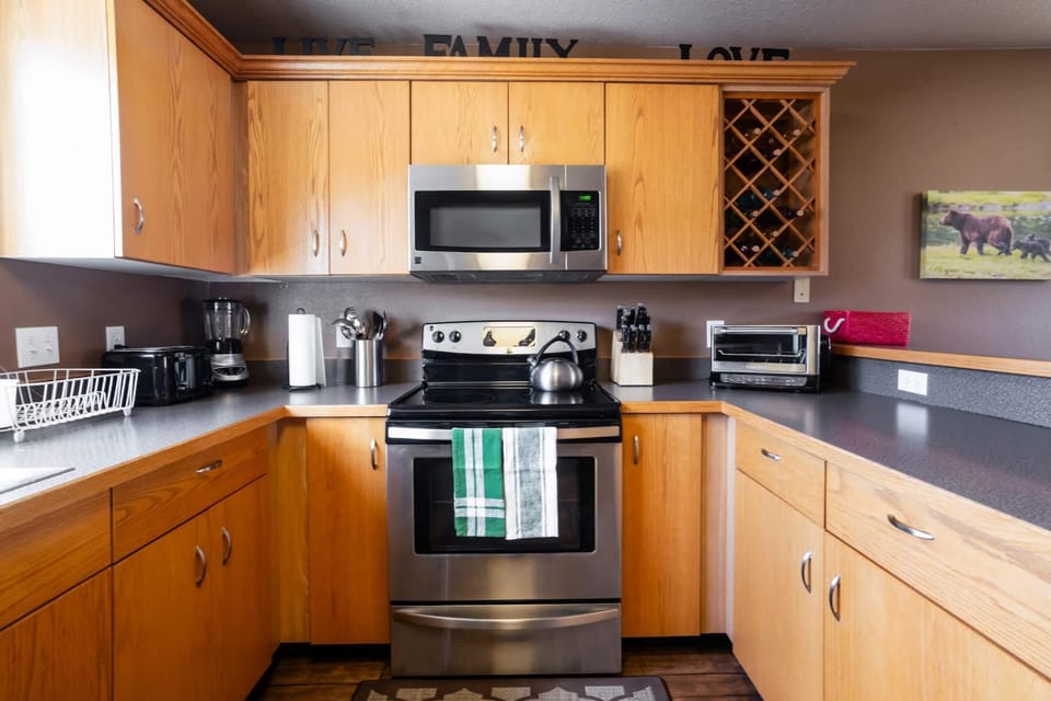 Coffee/tea facilities, Kitchen or kitchenette, stove