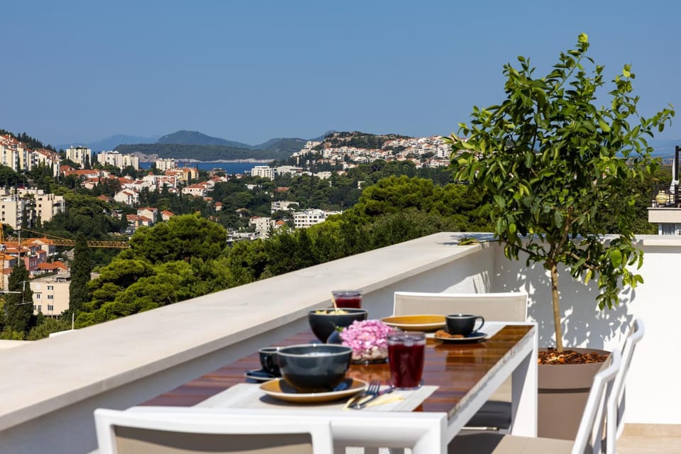 View (from property/room), Balcony/Terrace, City view, Sea view