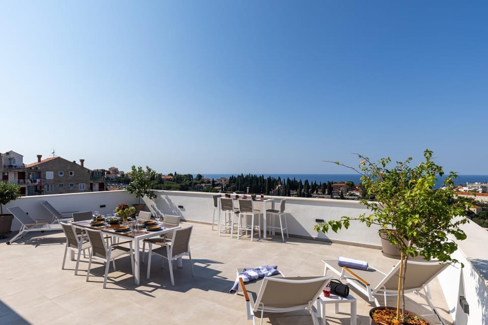 View (from property/room), Balcony/Terrace, City view, Sea view