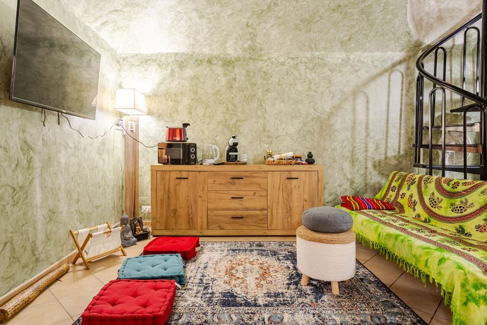 TV and multimedia, Coffee/tea facilities, Living room, Photo of the whole room, Seating area