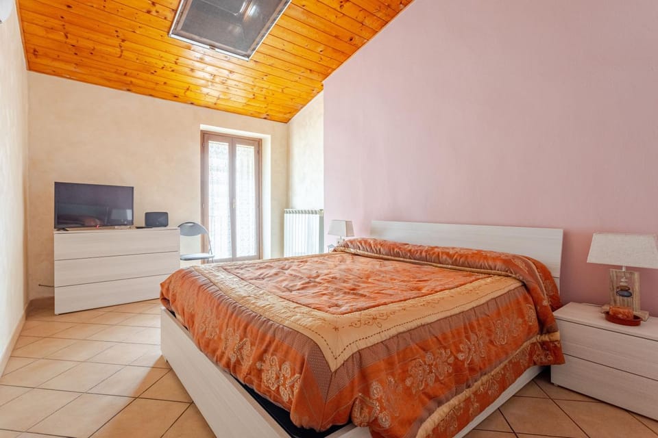 Bed, TV and multimedia, Photo of the whole room, Bedroom