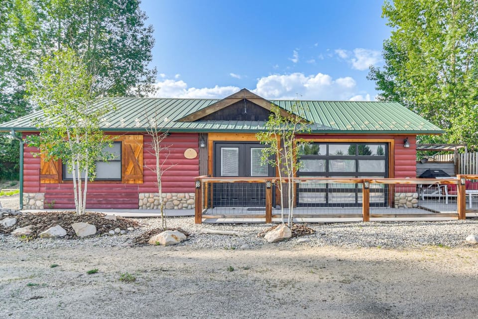 Modern Granby Retreat: Fish, Hike & Relax! House in Granby