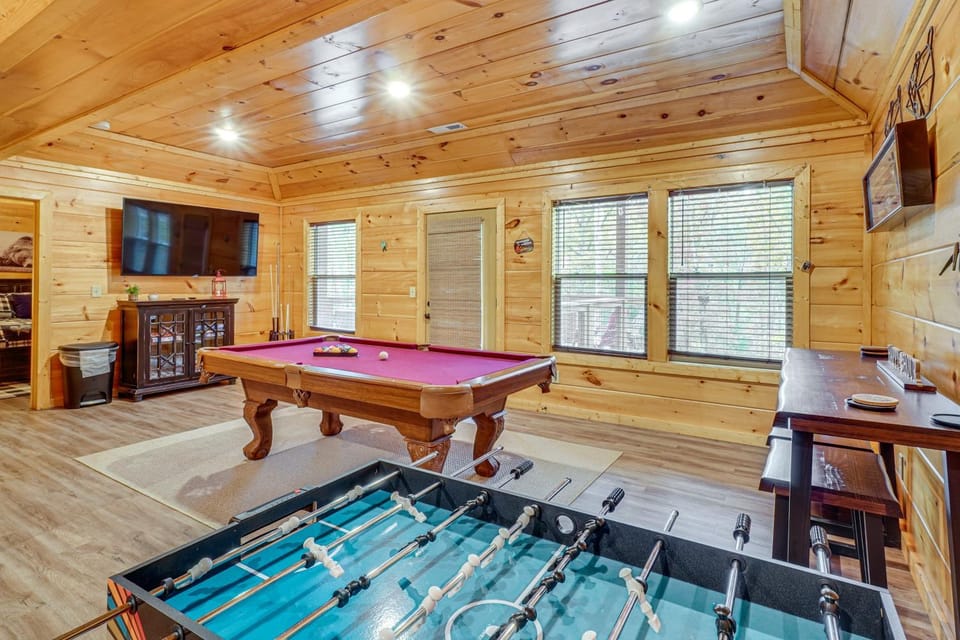 Serene Smoky Mountain Cabin: Hot Tub + Game Room! Cabin in Pigeon Forge