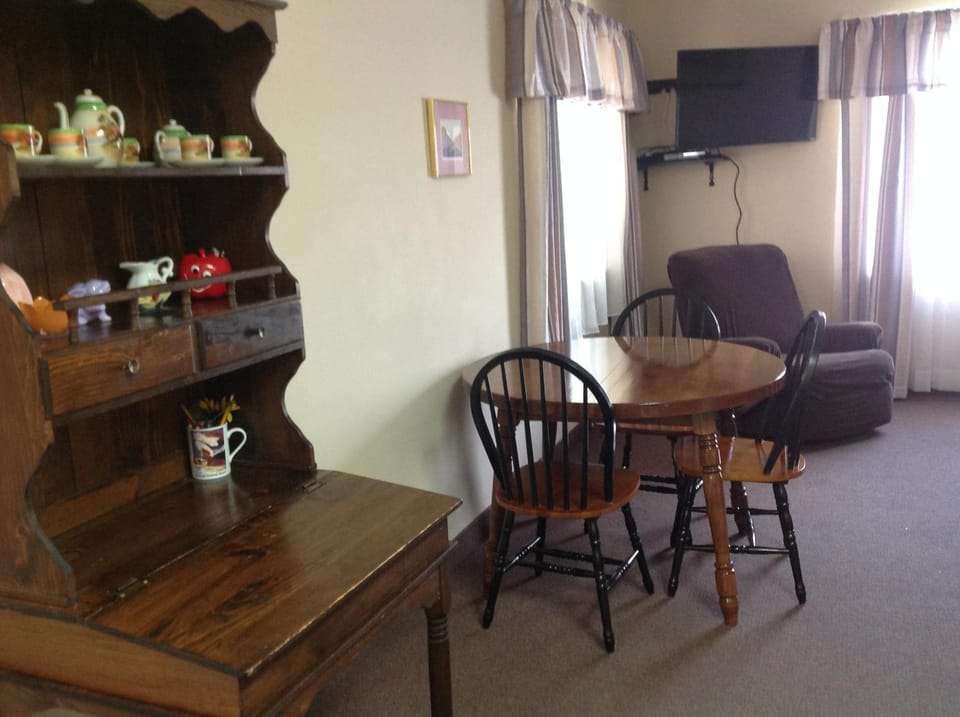 Day, Dining area