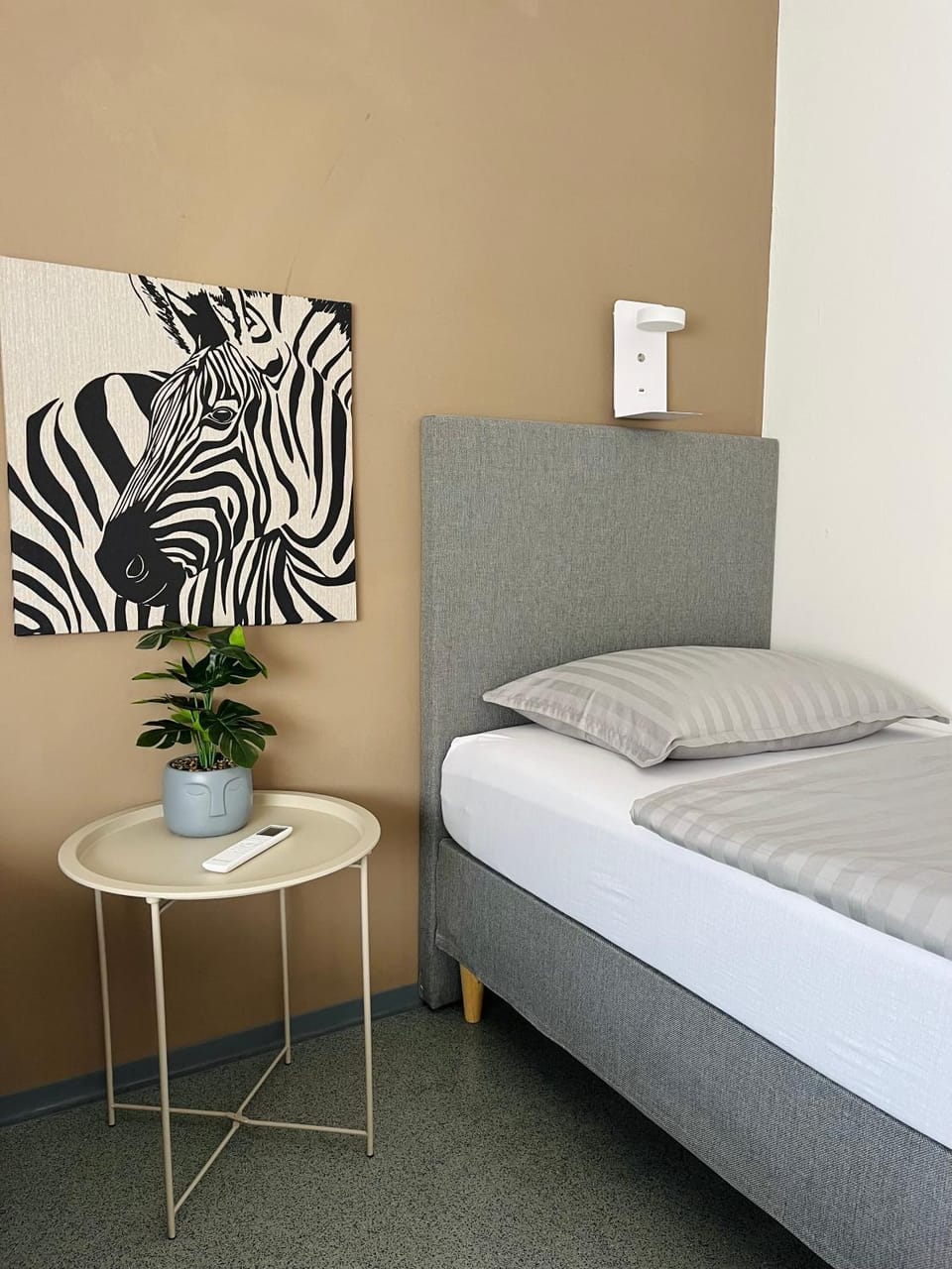 Bed, Photo of the whole room, Decorative detail, Decorative detail, Bedroom