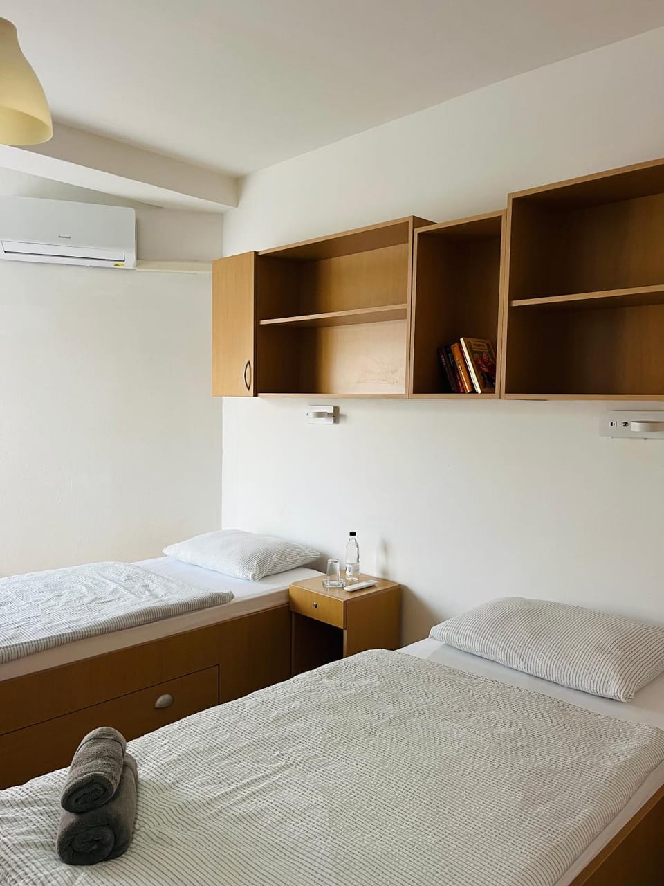 Bed, Photo of the whole room, Bedroom, air conditioner