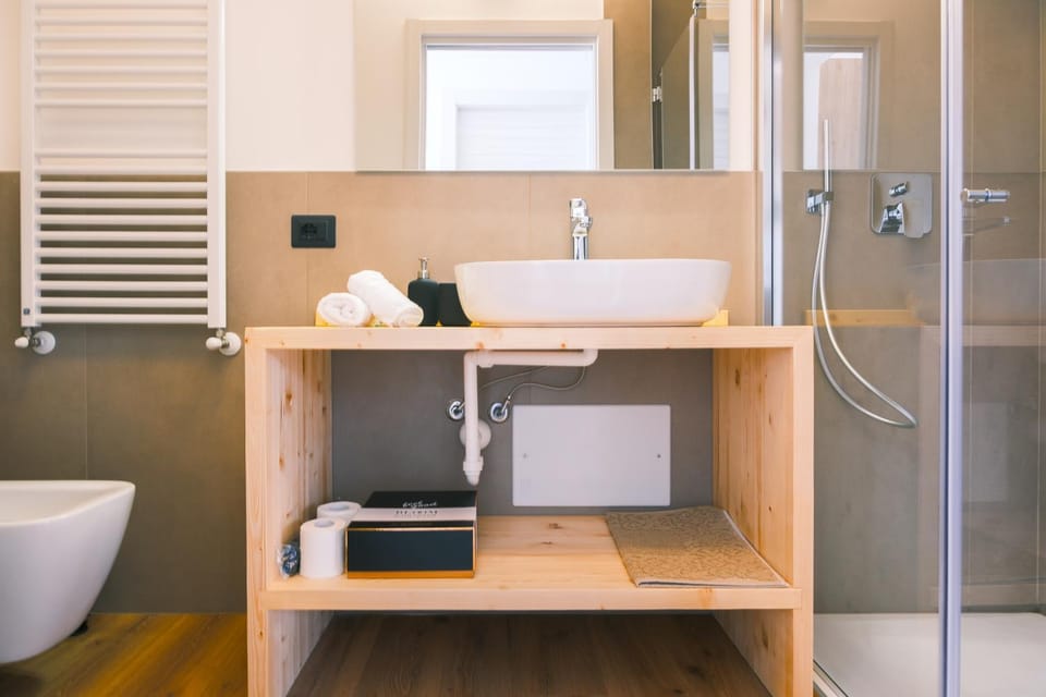 Shower, Toilet, Bathroom, towels