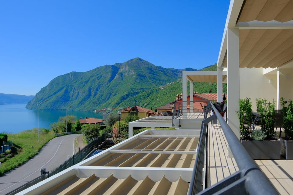 View (from property/room), Balcony/Terrace, Lake view, Mountain view