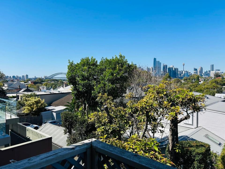 KozyGuru | Balmain | 2BTownhouse bridge view House in Sydney