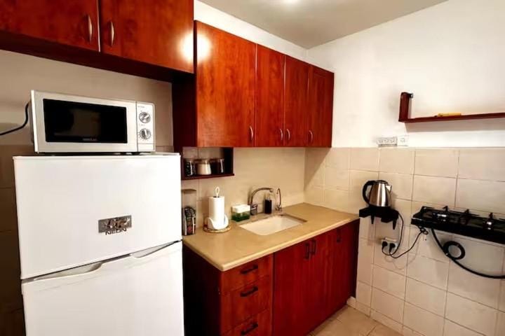 Coffee/tea facilities, Kitchen or kitchenette, stove