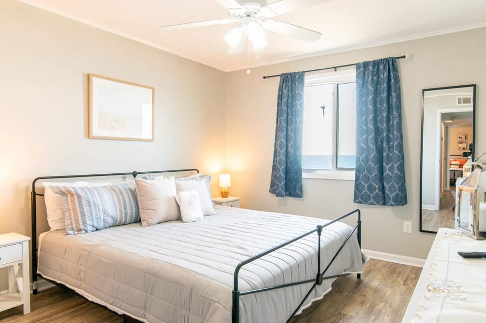 Salty Seahorse Oceanfront w Pool House in North Myrtle Beach