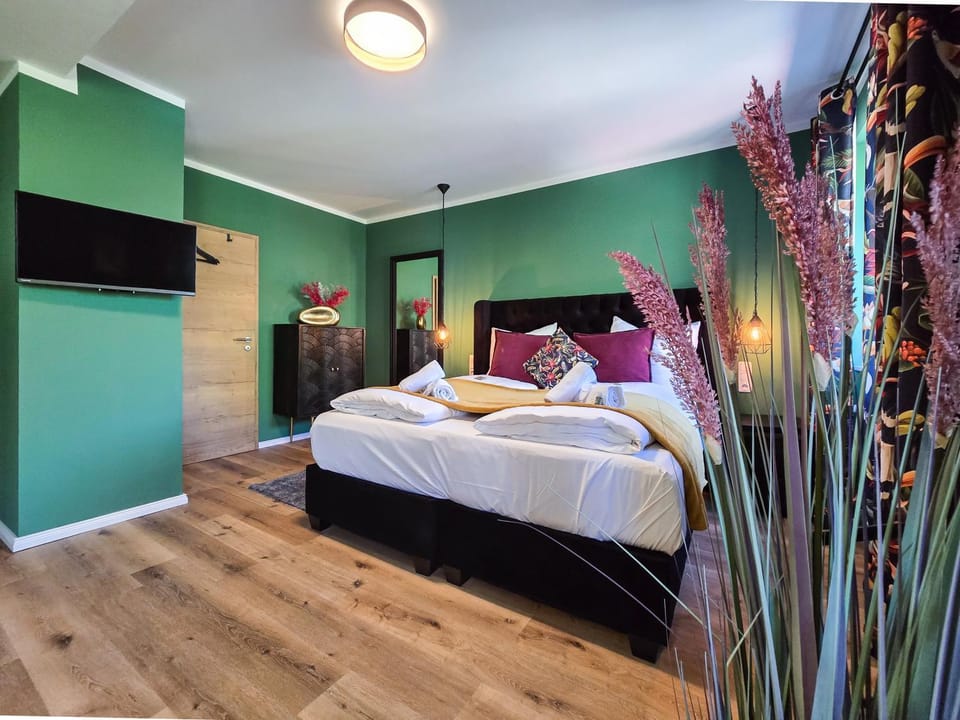 Bed, TV and multimedia, Photo of the whole room, Bedroom