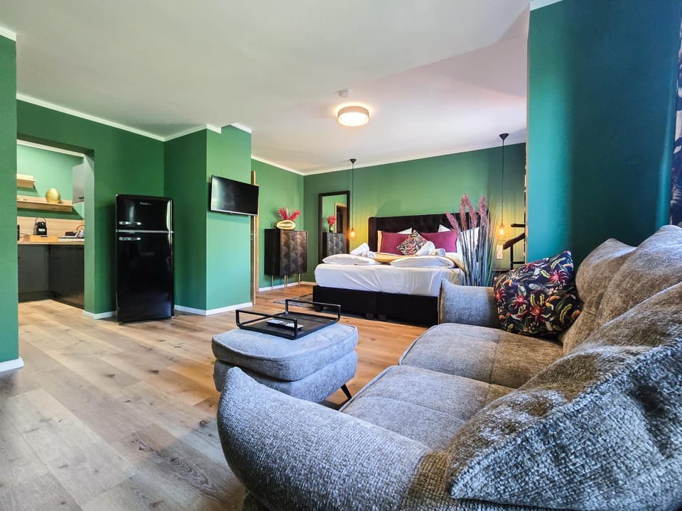 Bed, TV and multimedia, Living room, Photo of the whole room, Seating area, Evening entertainment, Bedroom