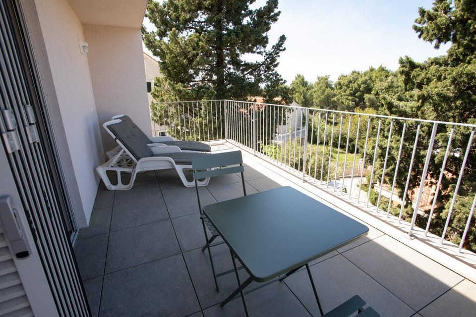 View (from property/room), Balcony/Terrace, sunbed