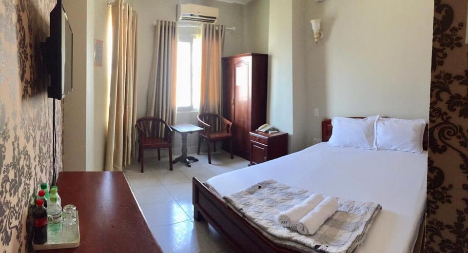 Bed, TV and multimedia, Seating area, air conditioner