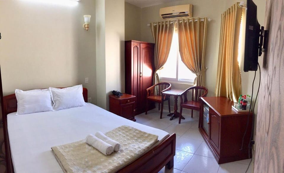 Bed, TV and multimedia, Seating area, hair dresser, air conditioner