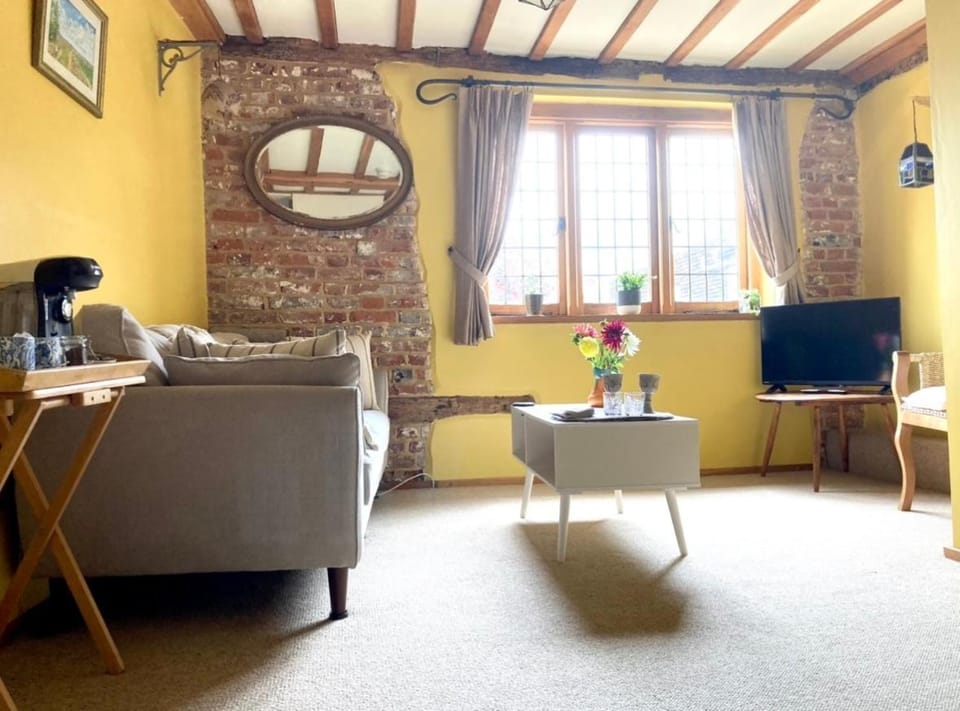 TV and multimedia, Coffee/tea facilities, Living room, Seating area, Garden view, Inner courtyard view