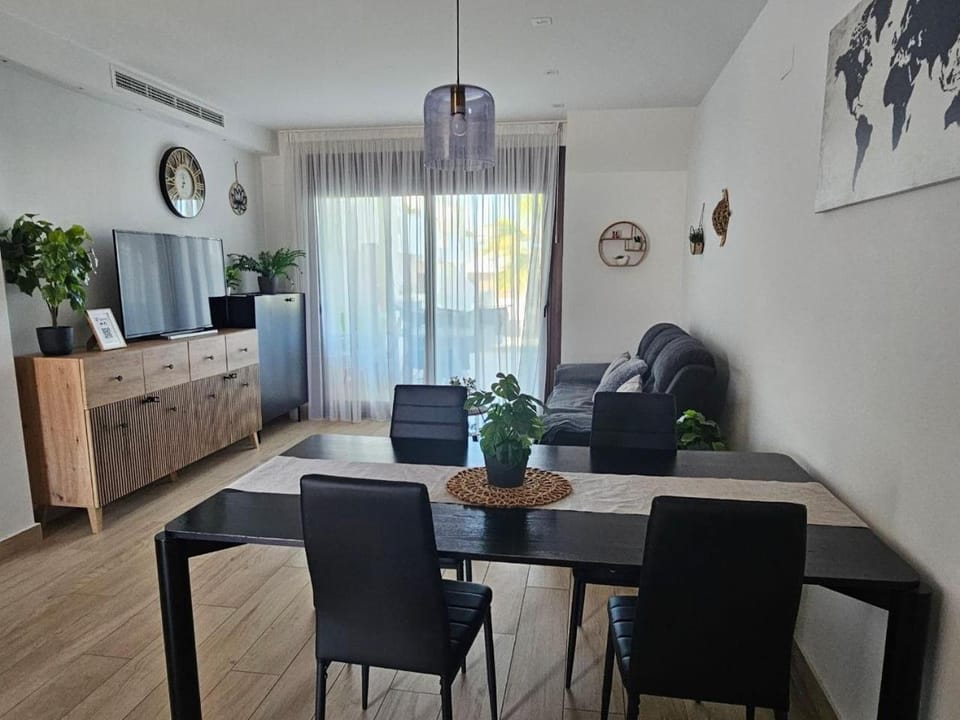 TV and multimedia, Seating area, Dining area