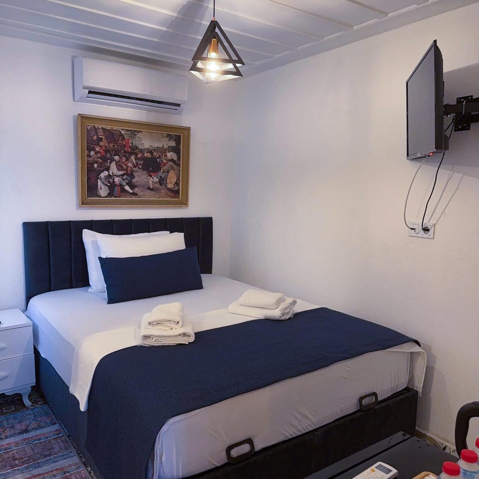 Bed, TV and multimedia, Bedroom, towels