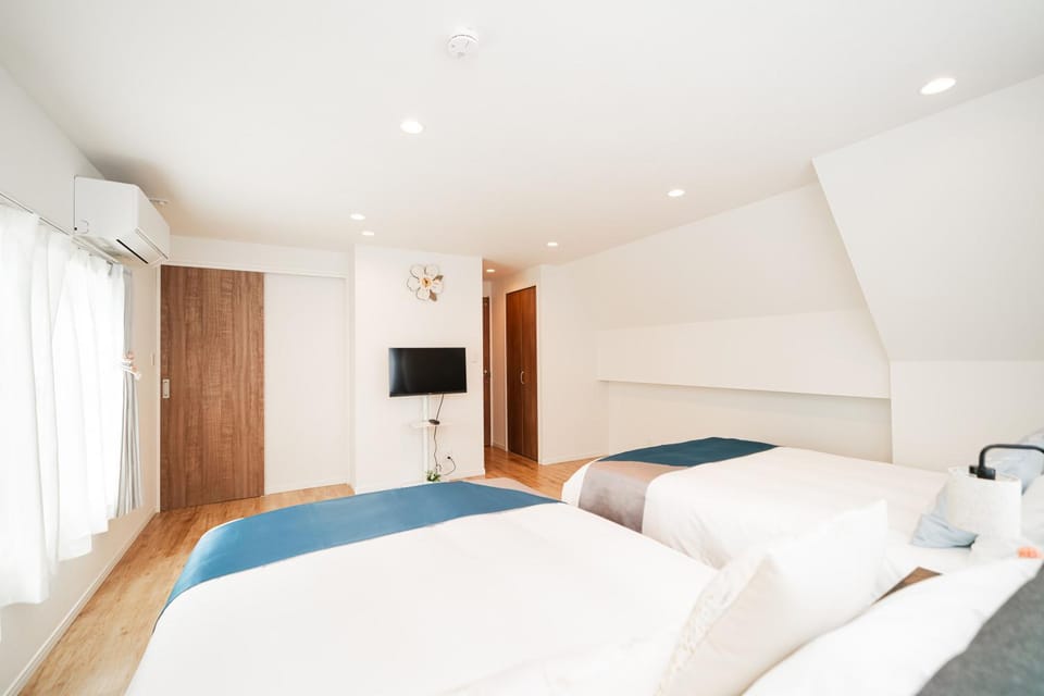 Bed, TV and multimedia, Bedroom