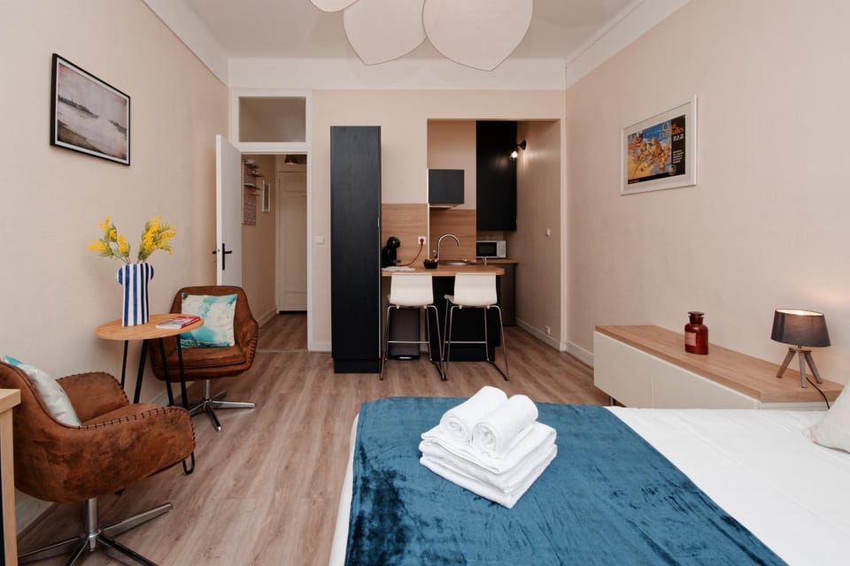 Bed, Living room