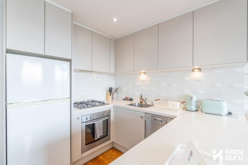 KozyGuru | Rozelle | Bridge View with Carpark Apartment in Rozelle