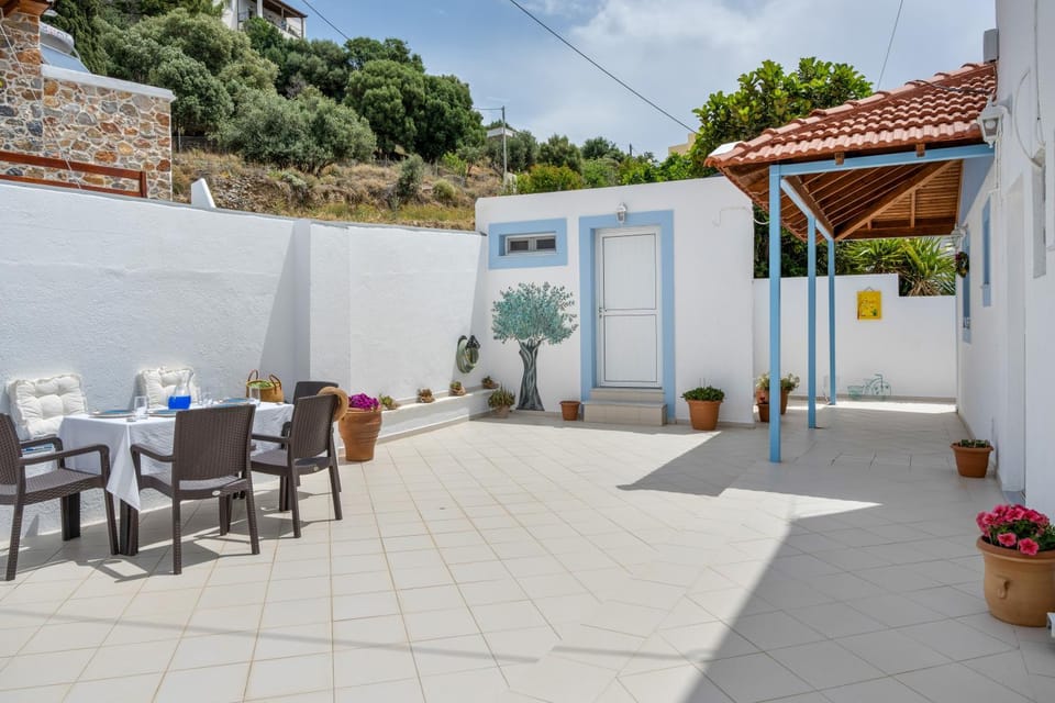 Property building, Balcony/Terrace, Living room