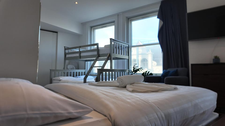 Bed, Bedroom, bunk bed, towels