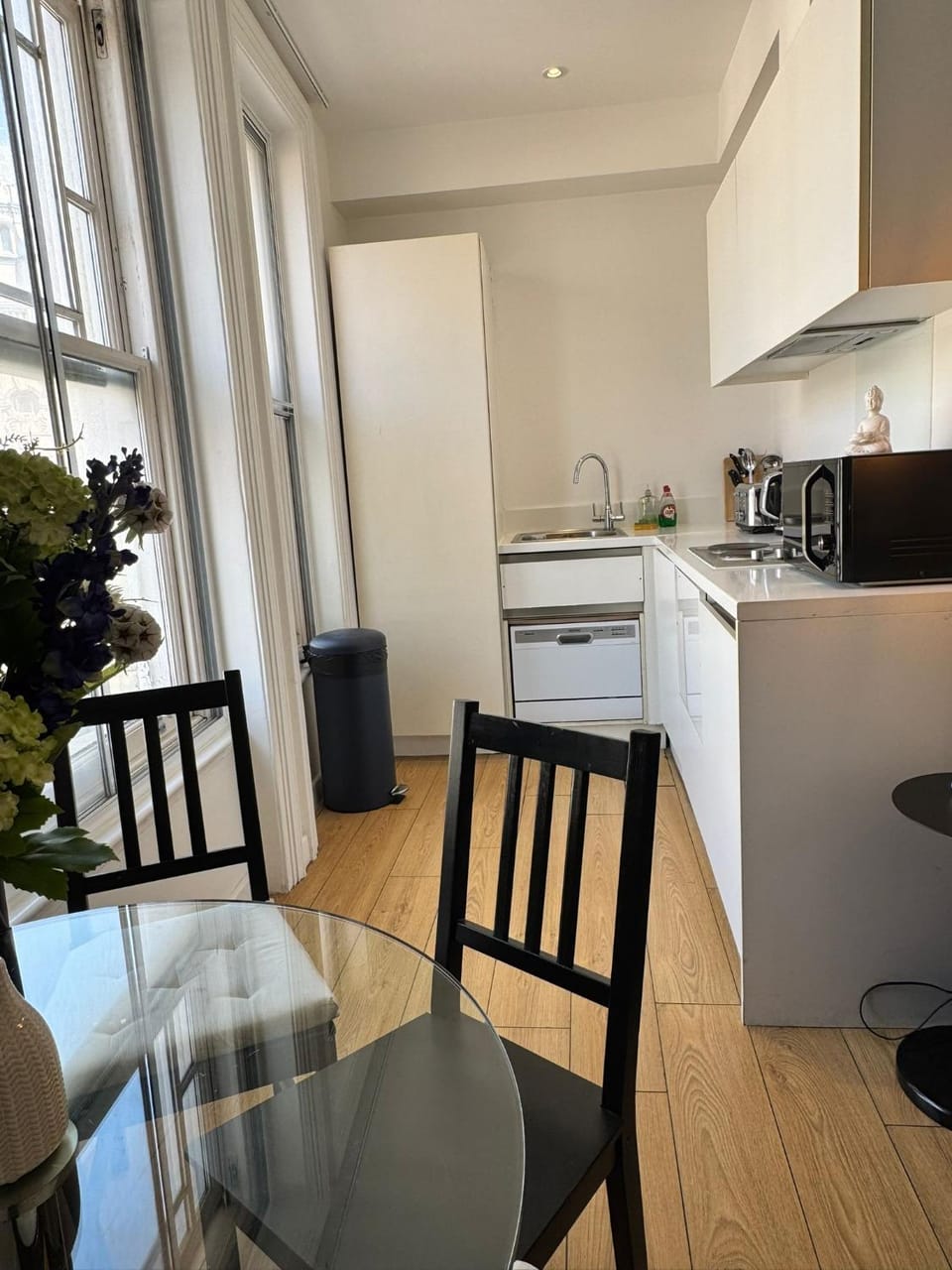 Kitchen or kitchenette, Dining area, microwave, kitchen