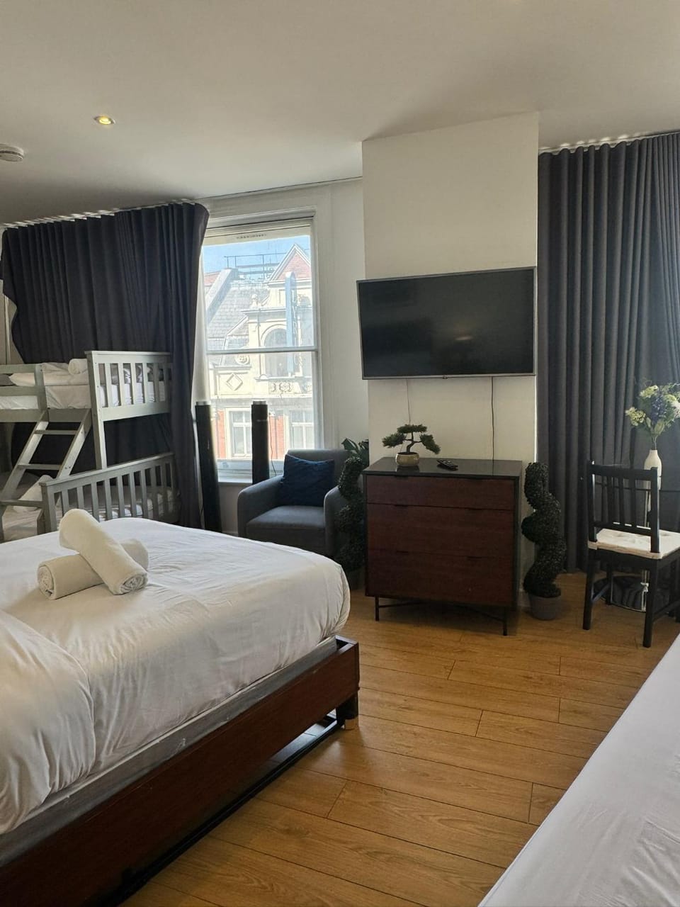 Bed, TV and multimedia, View (from property/room), Bedroom, City view, bunk bed