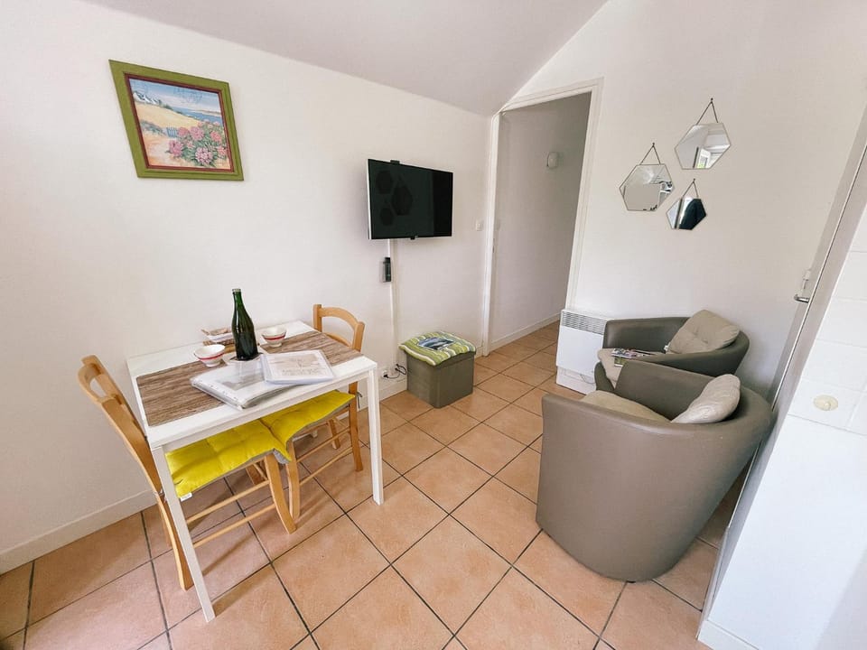 TV and multimedia, Living room, Dining area