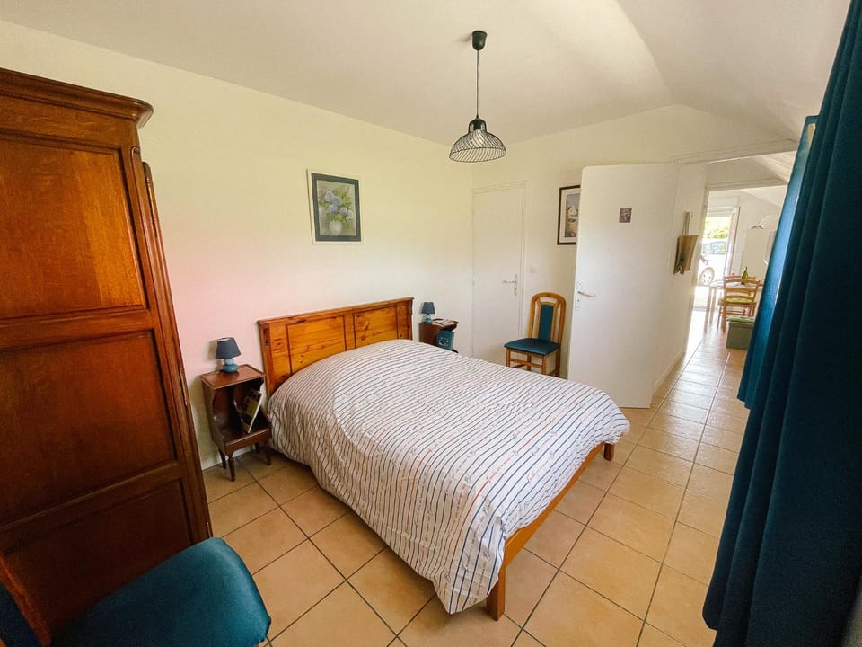 Photo of the whole room, Bedroom