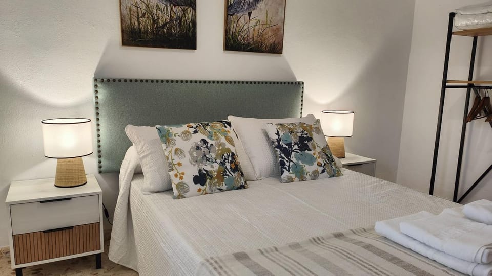 Photo of the whole room, Bedroom