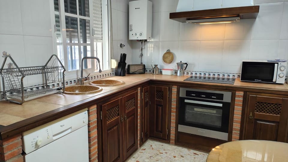 Coffee/tea facilities, Kitchen or kitchenette, Dining area, dishwasher, oven, stove, toaster