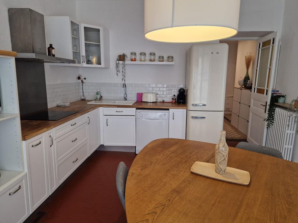 Kitchen or kitchenette, Dining area, dishwasher