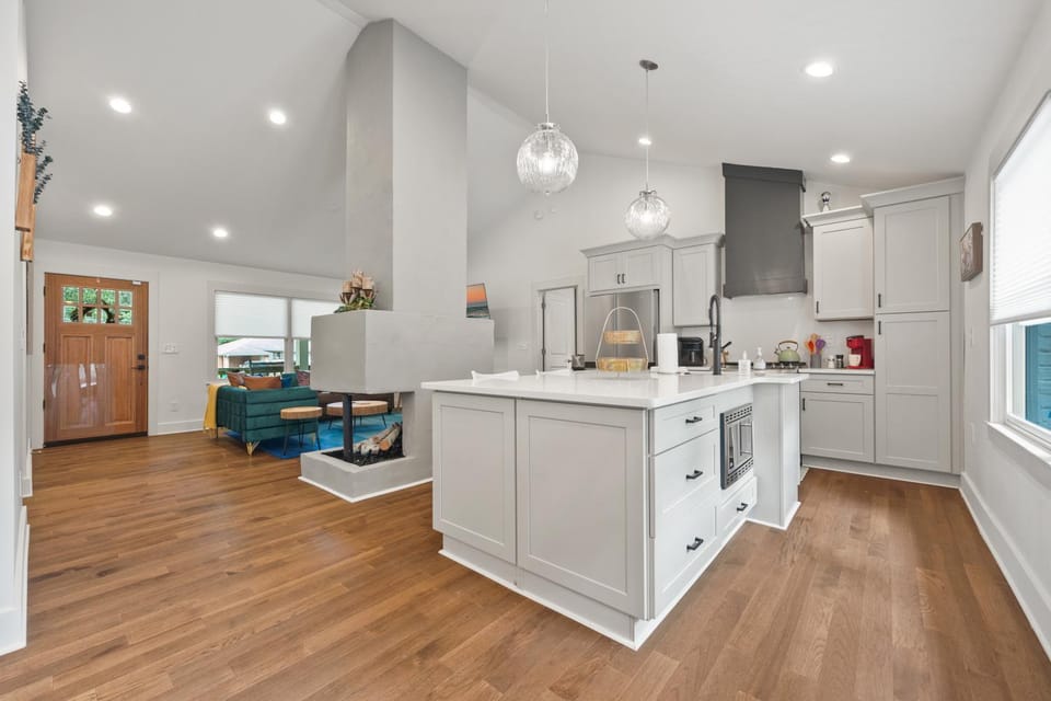 Kitchen or kitchenette, Dining area, minibar