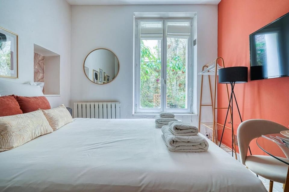 Bed, TV and multimedia, Bedroom