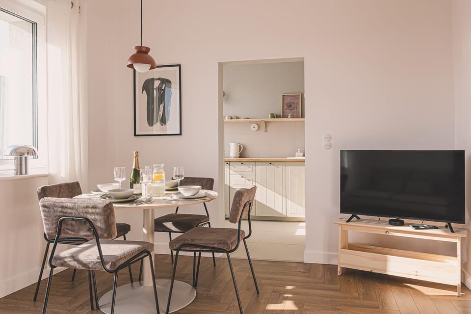 TV and multimedia, Living room, Seating area, Dining area, Evening entertainment