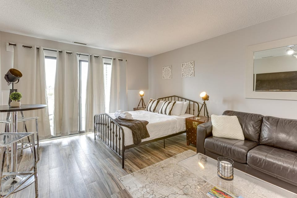 8 Mi to Traverse City: Bayside Couple’s Retreat Apartment in Michigan