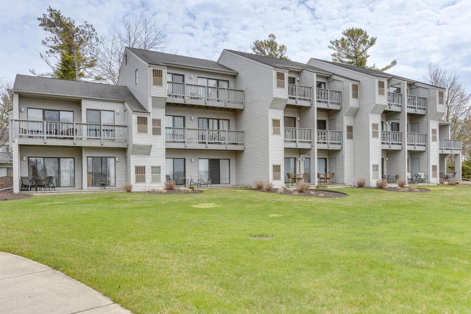 8 Mi to Traverse City: Bayside Couple’s Retreat Apartment in Michigan
